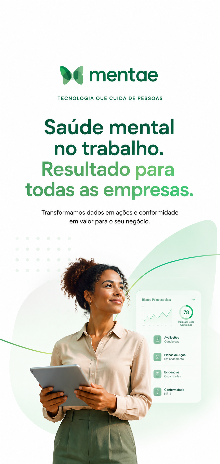 Profissional analisando dados para a gestão psicossocial
